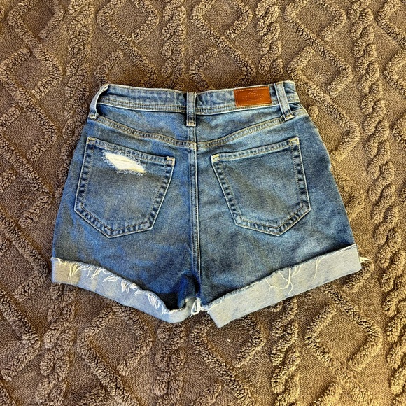 Women’s Hollister High Rise Distressed Jean Shorts - Picture 2 of 4